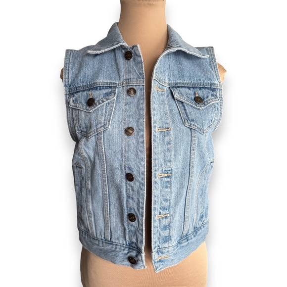 Forever 21 Tops - FOREVER 21 Light Wash Denim Vest Sleeveless Jacket XS